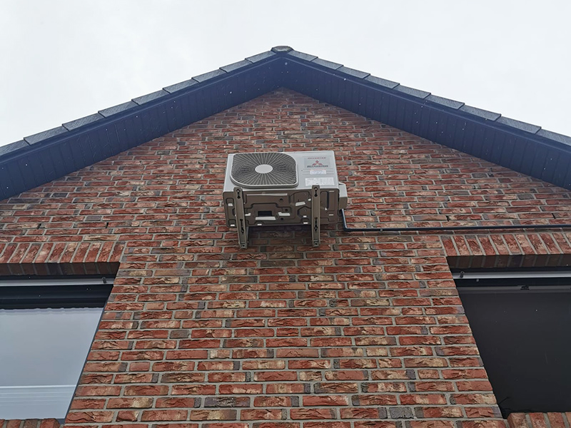Splitgerät am Giebel mit Tropfleitung
