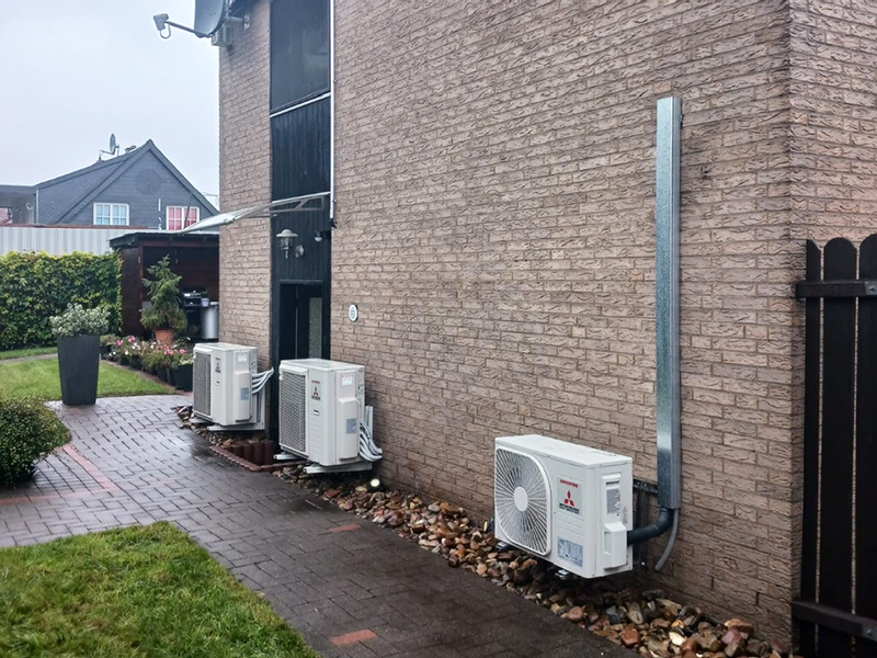 Montage einer Mono-Splitanlage neben bereits montierten Multi-Splitanlagen